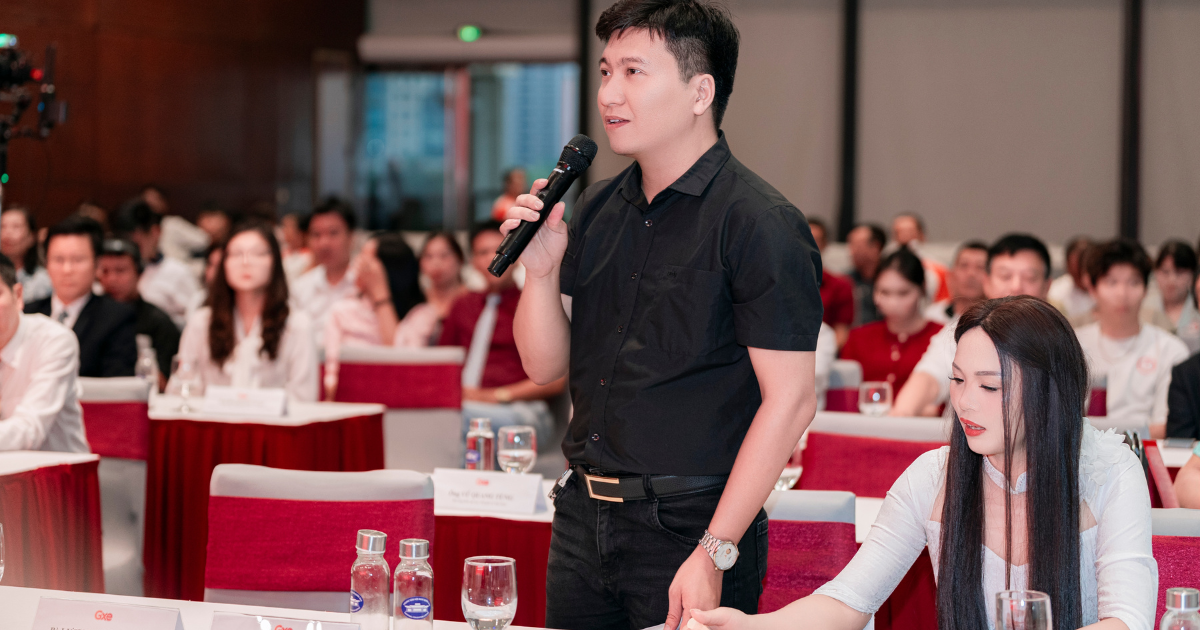 Ảnh khách mời đặt câu hỏi cho ban lãnh đạo GXE tại lễ ra mắt 